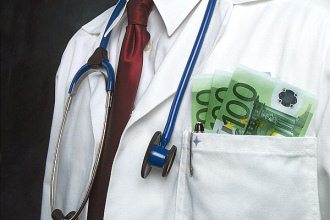 Arztkittel mit vielen Euro drin