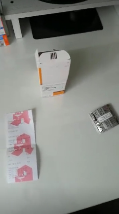 Leere Kapseln mit
                    Packung und deutschem Apotheken-Kassenzettel