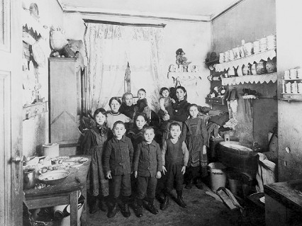 berfllte Wohnungen wegen Kinderreichtum
                          durch den Rckgang der Kindersterblichkeit und
                          wegen des Fehlens von Verhtungsmitteln.
                          Beispiel einer Grossfamilie in einer Berliner
                          Wohnung 1907