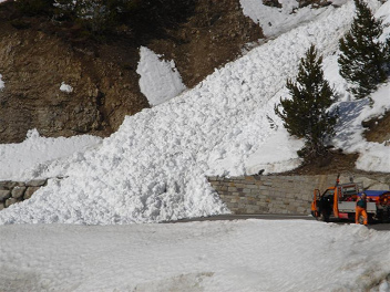 Schon der Lawinenkegel dieser
kleinen Lawine im Münstertal (Val Mustair,
Schweiz) vom 26.3.2006 ist mehrere Meter hoch Schon der
Lawinenkegel dieser kleinen Lawine im Münstertal
(Val Mustair, Schweiz) vom 26.3.2006 ist mehrere
Meter hoch