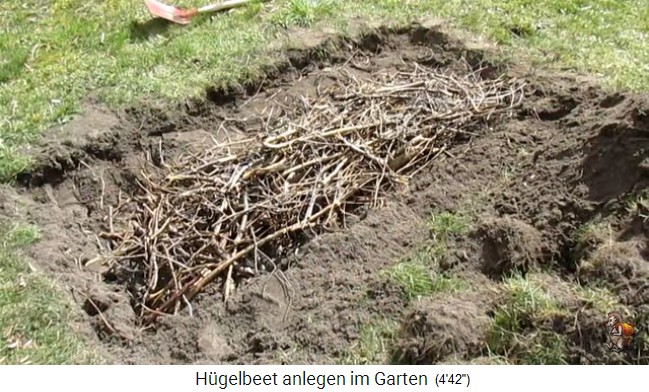 Construction of a hillbed at
                    Biogartenreich 07: The deadwood is laid up 02 and
                    now fills the pit