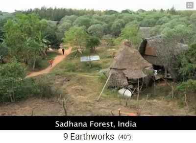 Sadhana-Forest bei
                    Auroville in Indien, Haus mit Sonnenkollektor