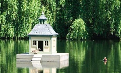 Enteninsel mit
                      Entenh�uschen als Jugendstilhaus, Stockholm