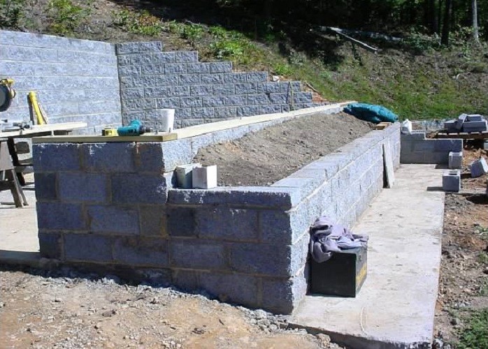 Un invernadero Walipini est� instalado
                          por la mitad en una colina, Tennessee.