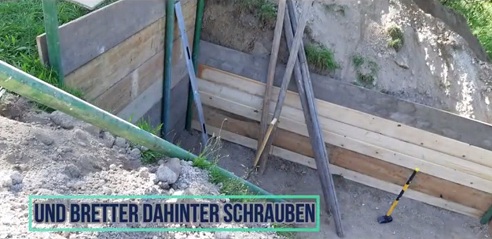 W�nde bauen
                              mit Pfosten setzen und Bretter hinten dran
                              02