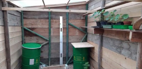 Im Innenraum
                              sind nun 2 Wasserf�sser und Regale