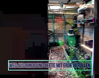 Im Innenraum wird
                              der Weg mit Baumrinde bedeckt