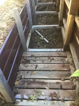 Die
                              Fussweg-Elemente werden auf den
                              Distanzhaltern angebracht (Einheiten zu 6
                              Brettchen aus Walnussholz)