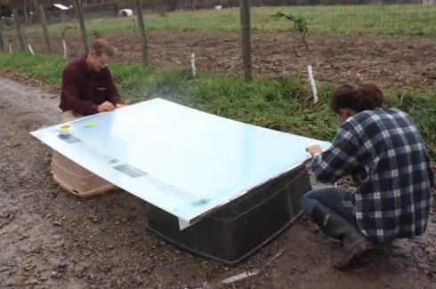 Polycarbonat-Hohlkammerplatten werden
                              auf Rahmen montiert