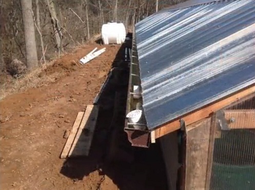 Auf der
                                R�ckseite wird eine Regenrinne
                                installiert