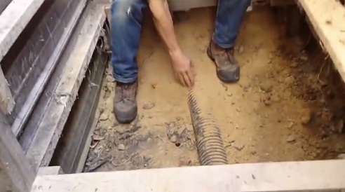 Am Boden des Grabens ist der
                                Schlauch zur Entw�sserung und Bel�ftung