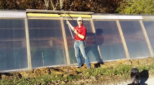 Die Luftl�cher zuoberst am Dach
                                werden im Sommer ge�ffnet, dann zieht
                                die heisse Luft ab und im
                                Grubentreibhaus ist immer etwas Luftzug