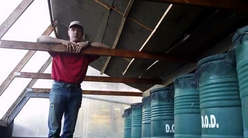 Das
                                Dach ist im Winter auf der Nordseite
                                komplett schwarz