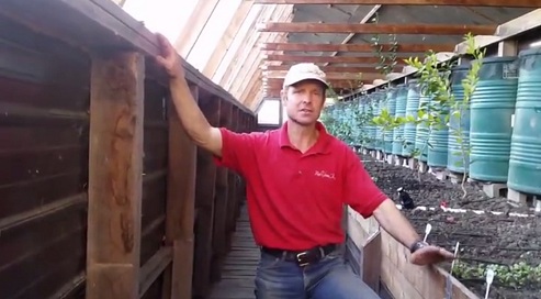 Die Reihe mit den Wasserf�ssern,
                                die nur halb auf Betonsteinen stehen