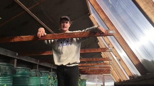 Die Basis der
                                Fensterfront liegt tiefer als die Tanks,
                                und somit wird das Regenwasser der
                                Fensterfront nicht gesammelt