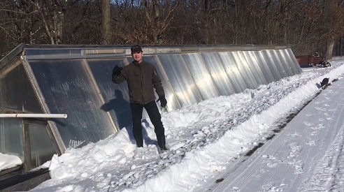 Farmer
                                vor der steilen Fensterfront im Schnee
                                1