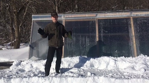 Farmer
                                vor der steilen Fensterfront im Schnee
                                2