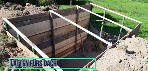 Die Kiste ist fertig, nun
                                  kommen Dachlatten auf die Pfostenenden
                                  drauf