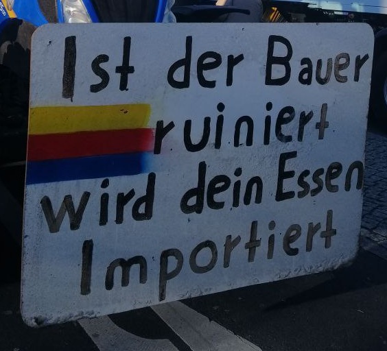 Demo der Bauern am
                      8.1.2024: Plakat: "Ist der Bauer ruiniert,
                      wird dein Essen importiert"
