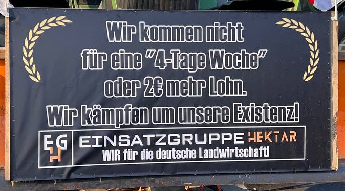 Demo der Bauern
                      am 8.1.2024: Plakat: Es geht nicht um 2 Euro,
                      sondern um die die Existenz - Einsatzgruppe Hektar
                      EGH