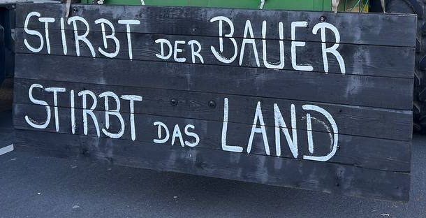 Demo der Bauern
                      am 8.1.2024: Plakat: Stirbt der Bauer, stirbt das
                      Land