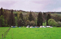 Zeltlager mit dem Tllinger Berg im
                          Hintergrund