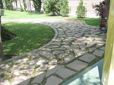 Steinplattenboden am Eingang des
                          Botanischen Gartens des Zoos
                          "Legendenpark" in Lima (02)