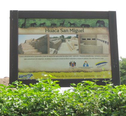 Zoo "Legendenpark" in Lima San
                          Miguel, die Tafel ber die Ruine "Huaca
                          San Miguel"