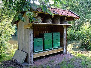 Halb offenes Bienenhaus mit 3 geschlossenen Wänden Halb offenes Bienenhaus mit 3 geschlossenen Wänden
