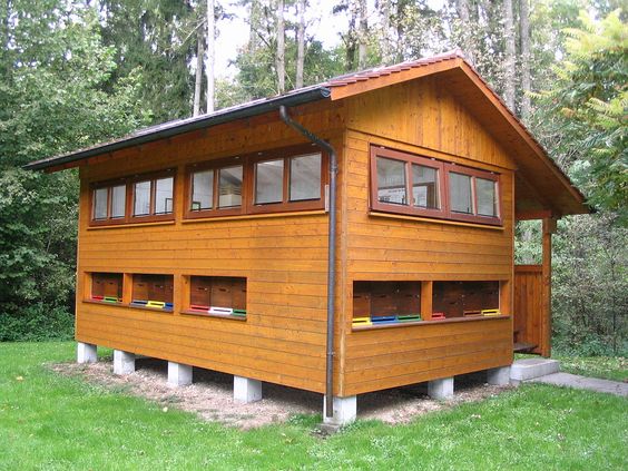 Geschlossenes Bienenhaus Geschlossenes
Bienenhaus