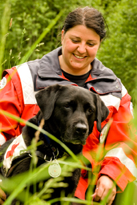 Perro salva vidas
                        puede ser un Labrador Retriever educado, aqu� un
                        negro [7]
