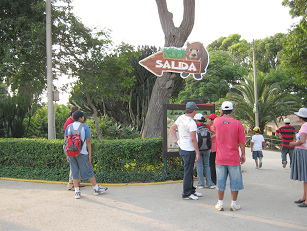 Der Wegweiser zum Ausgang
                        ("Salida") im zoologischen Garten
                        "Legendenpark" ("Parque de las
                        Leyendas")