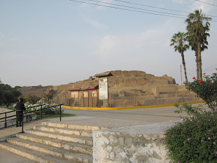 Blick zurck auf die Ruine "Huaca San
                Miguel" im Abendlicht mit Palmen