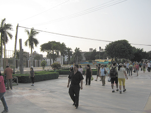 Blick auf die Wassertanks, die wie
                        Stelzenh�uschen oder wie spanische Stierwerbung
                        aussehen