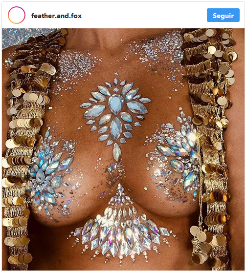 Party-Trend von 2018 mit Bemalung und
Glitzer an Oberkörper und Busen Party-Trend von
2018 mit Bemalung und Glitzer an Oberkörper und
Busen, Nahaufnahme auf dem Instagram-Konto
feather.and.fox Party-Trend von 2018 mit
Bemalung und Glitzer an Oberkörper und Busen
Party-Trend von 2018 mit Bemalung und Glitzer an
Oberkörper und Busen, Nahaufnahme auf dem
Instagram-Konto feather.and.fox