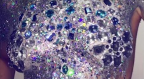 Busen-Bemalung mit Glaskristallen und Glitzer
in Violett und Blau Busen-Bemalung mit
Glaskristallen und Glitzer in Violett und Blau