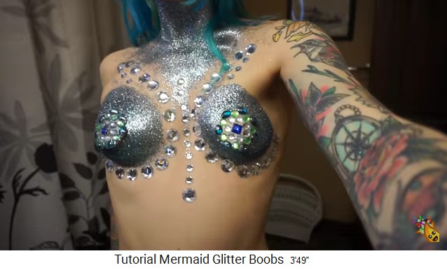 Glaskristall-Glitterbusen mit Blumendesign
01 Glaskristall-Glitterbusen mit
Blumendesign 01