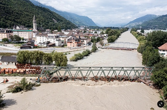 Chippis (Valais): The dead straight canalized
Rhône - just "like a line", is flooding
Chippis - June 30, 2024 Chippis (Valais): The
dead straight canalized Rhône - just "like a
line", is flooding Chippis - June 30, 2024