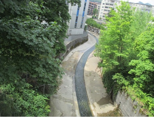 Olten (canton of Solothurn, Switzerland): The
stream "Dünnern" is canalized and the
riverbed is paved with stones - here everything is
sterilized and nothing lives anymore Olten
(canton of Solothurn, Switzerland): The stream
"Dünnern" is canalized and the riverbed is
paved with stones - here everything is sterilized
and nothing lives anymore