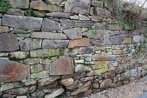 Dry stone wall of
                            stones with different colors in Virginia
                            ("USA")
