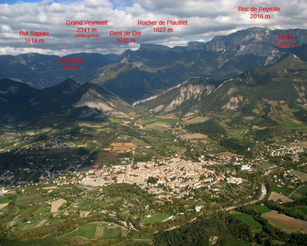 Die mit bewaldeter Bergkette, D�partement
                  Dr�me