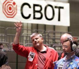 Die
                        Warenbrse von Chicago (Chicago Board of Trade,
                        kurz CBOT), Brsenhndler mit dem CBOT-Logo im
                        Hintergrund
