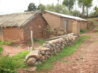 Socos bei Ayacucho (Peru),
Steinmauer am Weg grenzt Territorium ab und
bietet gleichzeitig kleinen Tieren Schutz und
Unterschlupf Socos bei Ayacucho (Peru),
Steinmauer am Weg grenzt Territorium ab und
bietet gleichzeitig kleinen Tieren Schutz und
Unterschlupf
