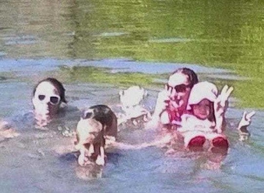 Australien, das Murphy Loch mit dem Gruppenfoto und einer weissen Figur auf dem Wasser