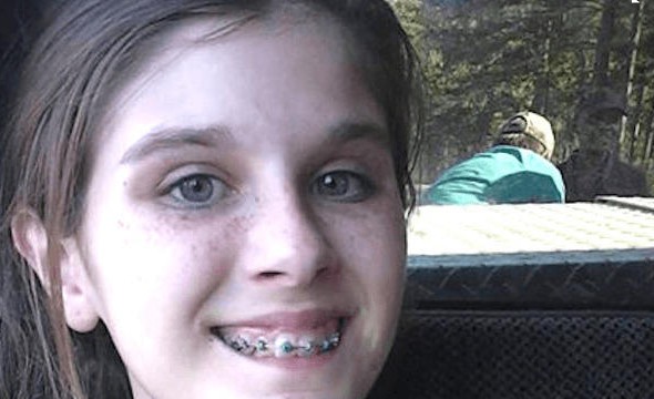 "USA", Georgia, Jessica mit schwarzem Geist im Hintergrund, Nahaufnahme