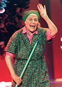 Hausdrachen, z.B. Else Kling (in
                        der Fernsehserie "Lindenstrasse")