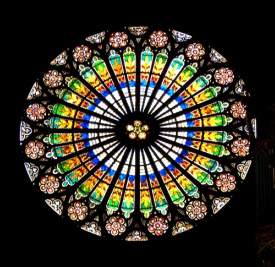 Roseta con una flor de roseta en el
                                centro como s�mbolo del amor, en la
                                catedral de Estrasburgo en Francia