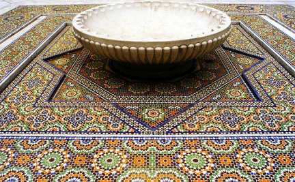 Mandala-Mosaik mit Brunnen,
                                Innenhof der Moschee in Paris