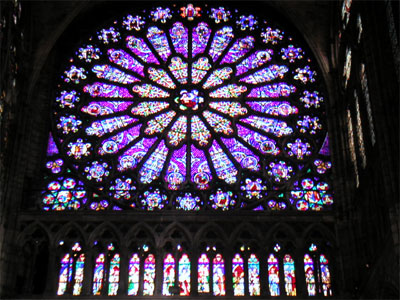 Chartres,
                              roseta en rojo y azul y violeta