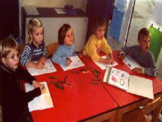 Ni�os pintando en un
                              jard�n de canciones